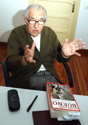 Gustavo Bueno, el pasado lunes, en Oviedo, en la Fundación que lleva su nombre, fotografiado por Jesús Farpón