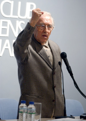 Gustavo Bueno, en el Club Prensa Asturiana de La Nueva España / Foto: Nacho Orejas